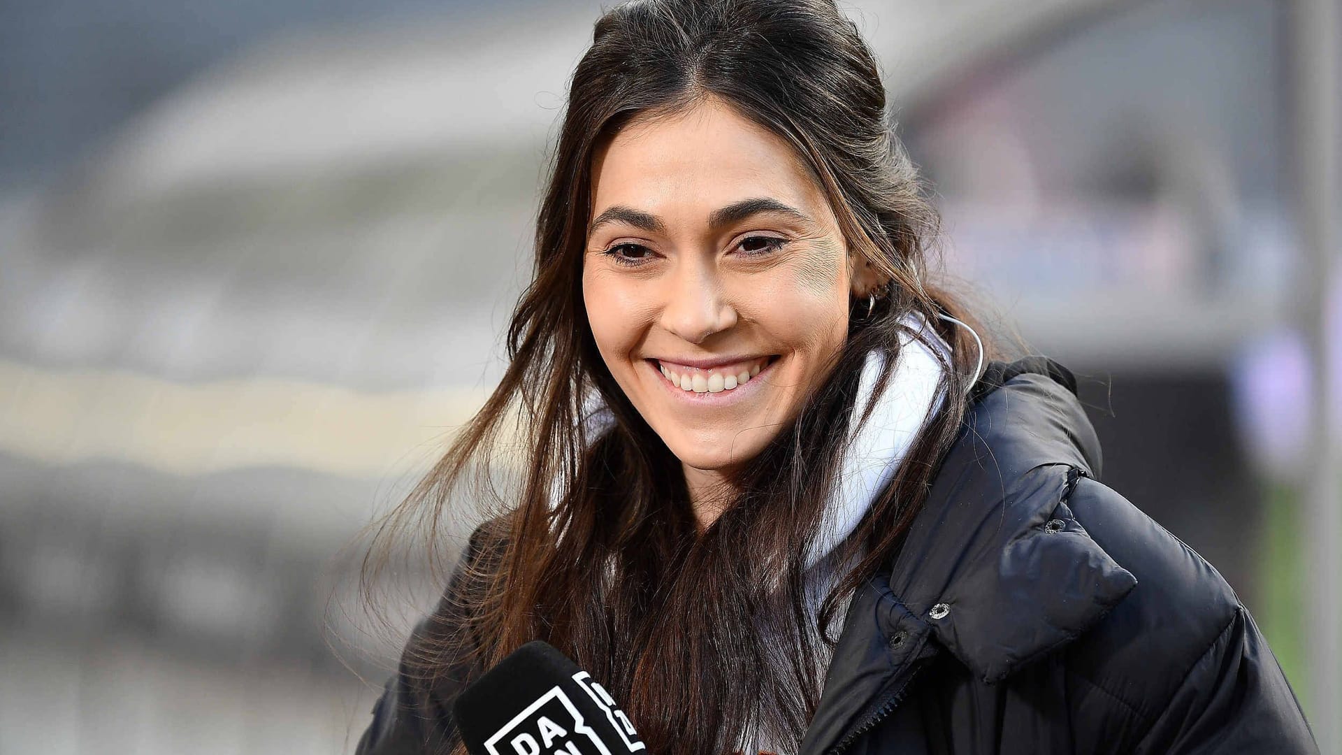 Ann-Sophie Kimmel: Die DAZN-Reporterin hat die Liebe zu Handballer Djibril M’Bengue öffentlich gemacht. Ann-Sophie Kimmel: Die DAZN-Reporterin hat die Liebe zu Handballer Djibril M’Bengue öffentlich gemacht.