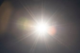 Die Sonne scheint am Himmel (Symbolbild): In NRW wurden am Samstag bis zu 35,7 Grad erreicht.