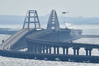 Hubschrauber wirft Wasser über der Krimbrücke ab (Archivbild): Nach russischen Angaben gab es drei Drohnenangriffe, aber keine Schäden.