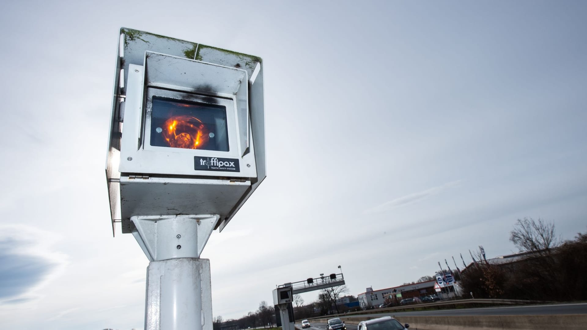 Streckenradar an der Bundesstraße B6 in der Region Hannover (Symbolbild): In vielen niedersächsischen Städten sind die Einnahmen durch Bußgelder nach Verkehrsverstößen gestiegen.