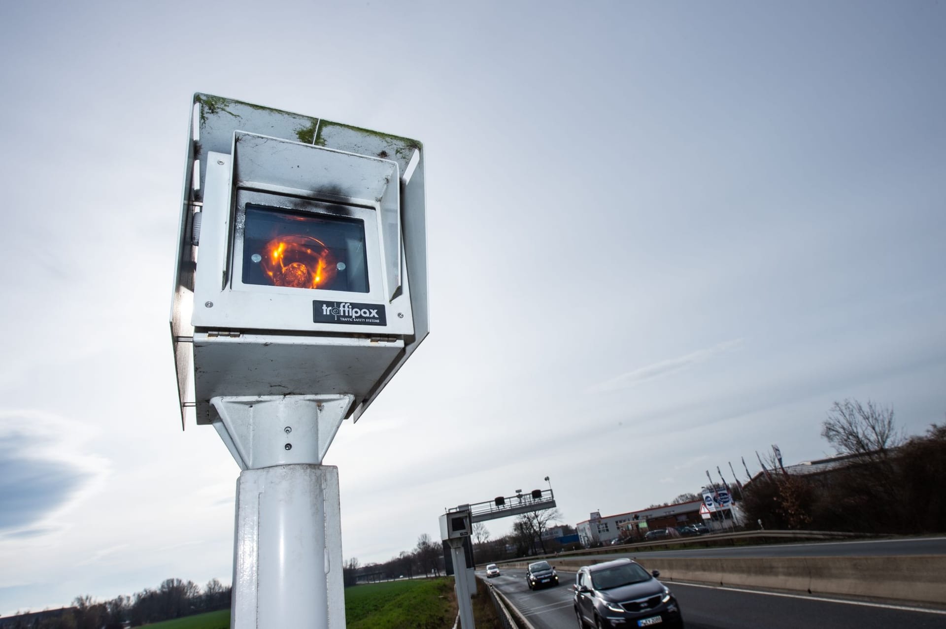 Streckenradar an der Bundesstraße B6 in der Region Hannover (Symbolbild): In vielen niedersächsischen Städten sind die Einnahmen durch Bußgelder nach Verkehrsverstößen gestiegen.