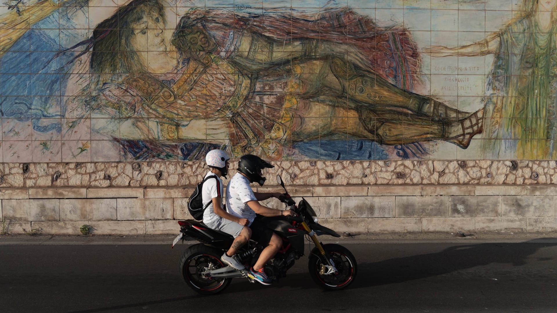 Zwei junge Männer fahren durch Taranto: In der italienischen Stadt sollen die Temperaturen Anfang kommender Woche die 40-Grad-Marke übersteigen. Vielerorts gilt die höchste Hitzewarnstufe.