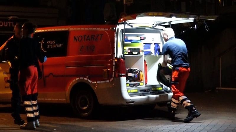 Notarzteinsatz nach der Messerattacke in Emsdetten: Über das Motiv des Angreifers ist weiterhin nichts bekannt.