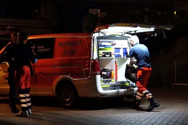 Notarzteinsatz nach der Messerattacke in Emsdetten: Über das Motiv des Angreifers ist weiterhin nichts bekannt.