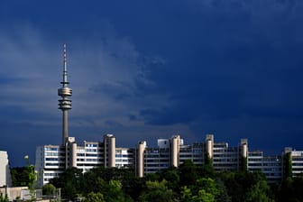 Die Gewitterzelle über dem Olympiadorf in München (Archivbild): Für die bayerische Landeshauptstadt gilt eine Gewitterwarnung.