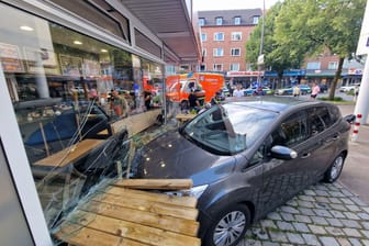 Hamburg: Ein Rentner ist am Sonntagabend in der Osterstraße in das Schaufenster eines Dönerladens gefahren.