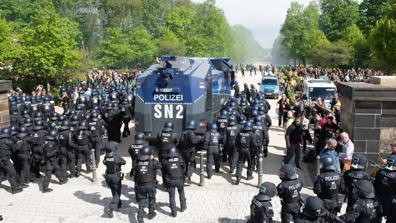 Nach Randalen zum Aufstieg von Dynamo ging die Polizei mit Wasserwerfern gegen Dresdner Fans vor.