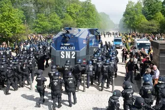 Nach Randalen zum Aufstieg von Dynamo ging die Polizei mit Wasserwerfern gegen Dresdner Fans vor.