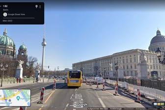 Der Berliner Dom (links) und das Berliner Stadtschloss in Google Street View: Bislang war das Schloss auf den veralteten Bildern nicht zu sehen.