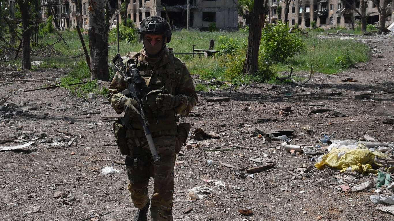 Ein Soldat in Bachmut: Die Stadt im Osten des Landes ist Schauplatz schlimmer Gefechte geworden.