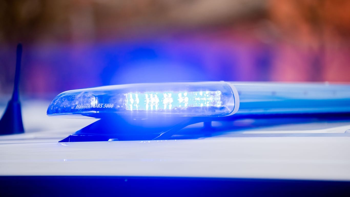 Das Blaulicht eines Polizeifahrzeuges: Nahe Augsburg ermittelt die Polizei, nachdem drei Menschen erschossen worden sind.
