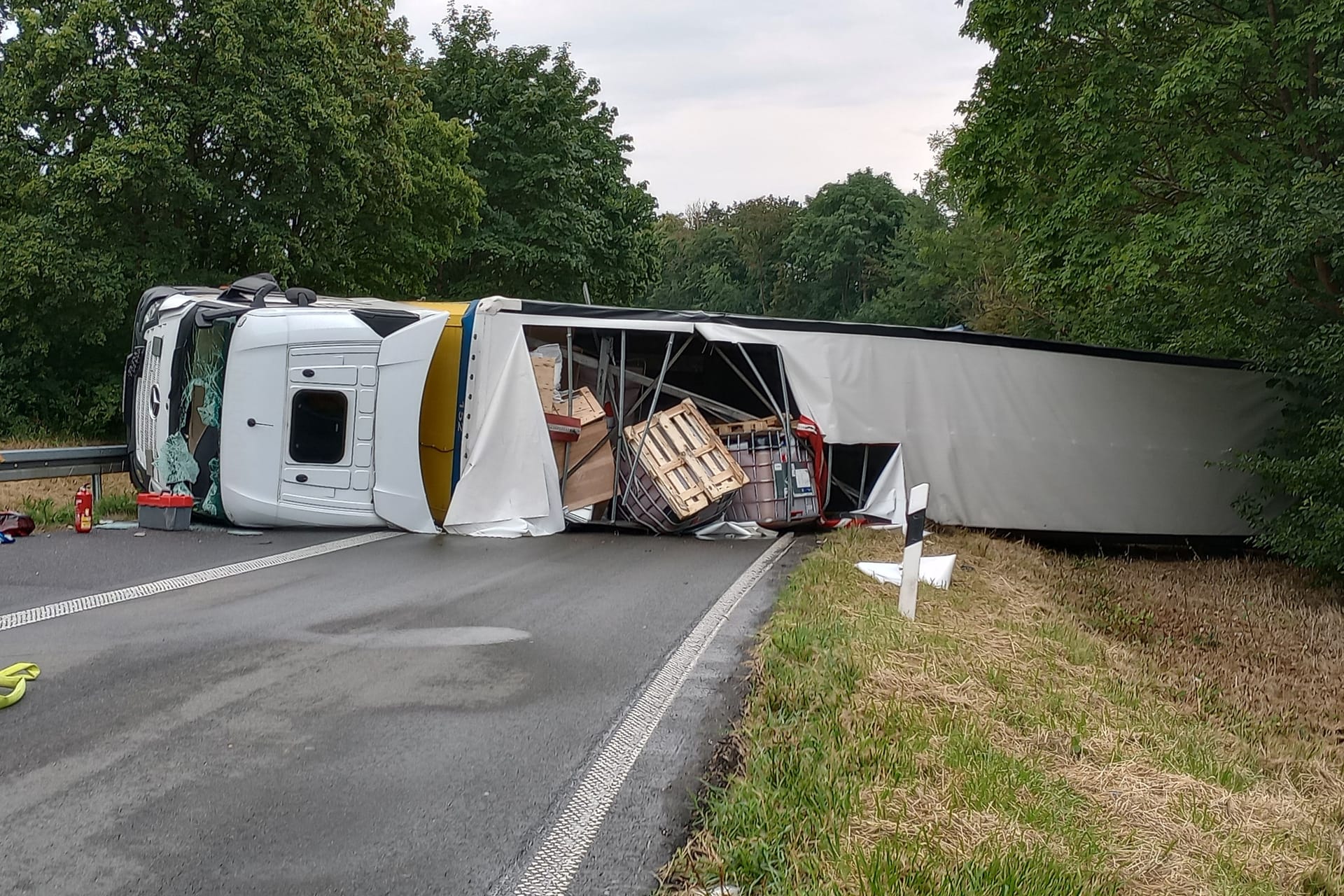 Der verunfallte Lastwagen: Die Ladung muss umgefüllt werden, bevor der Lkw geborgen werden kann.