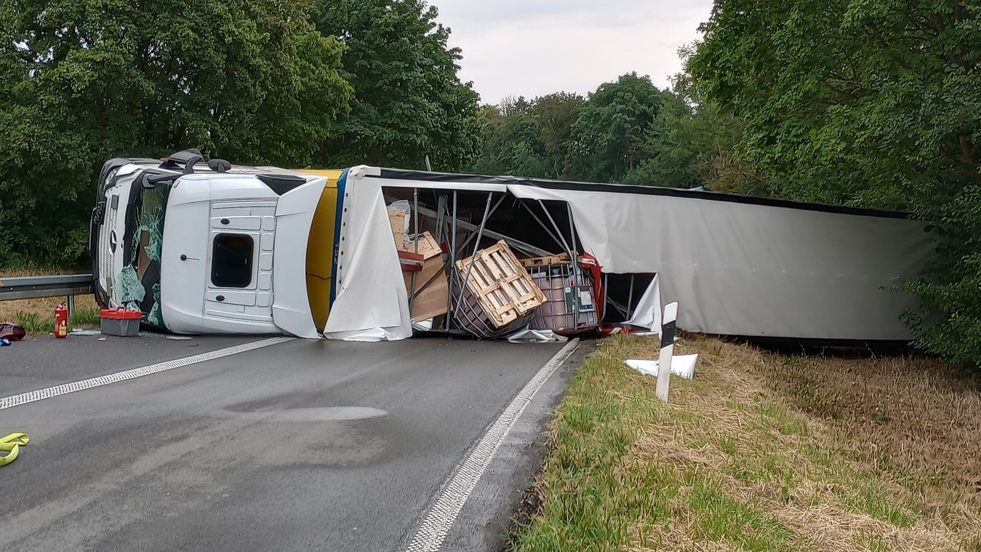 Der verunfallte Lastwagen: Die Ladung muss umgefüllt werden, bevor der Lkw geborgen werden kann.