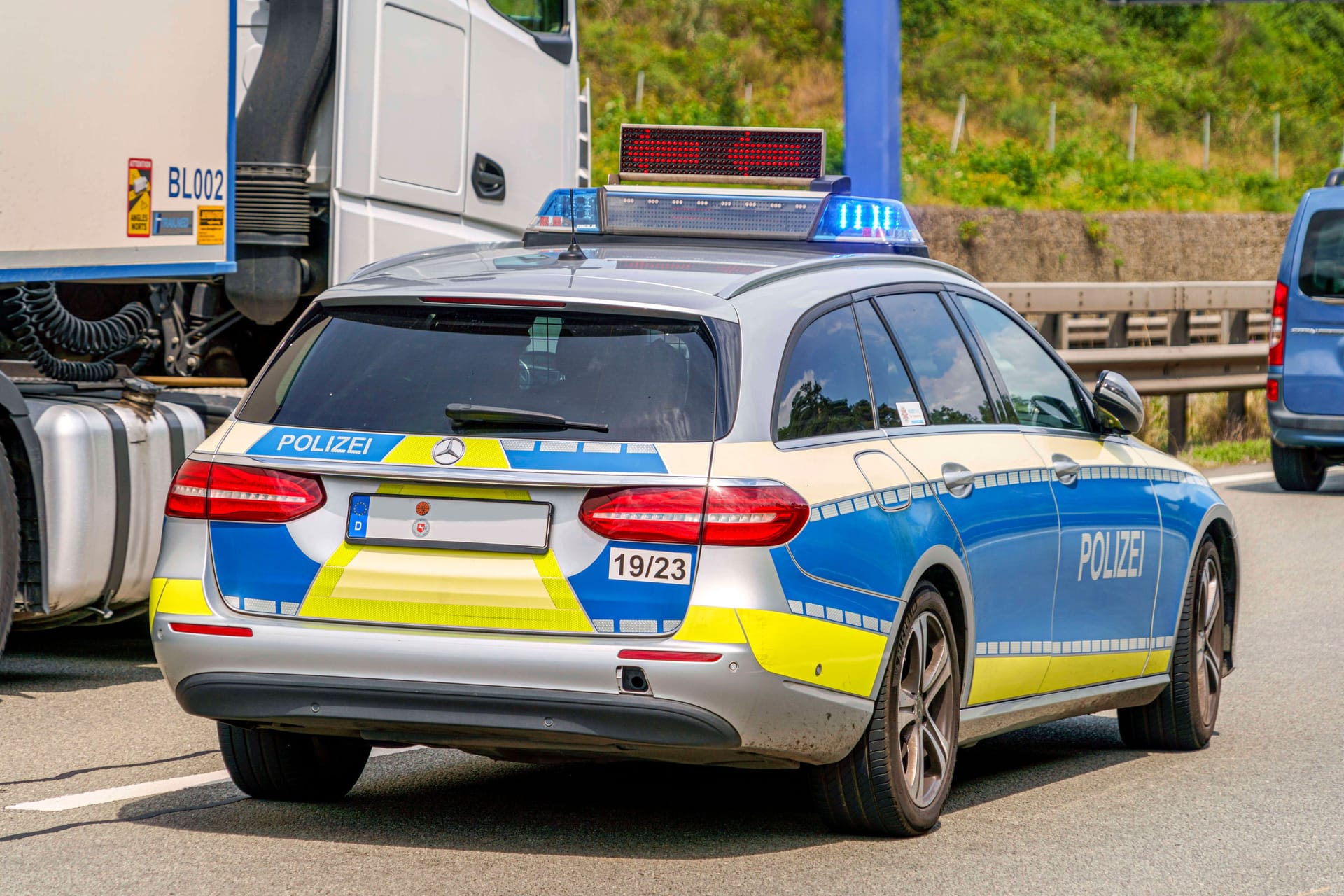 Polizeikontrolle auf der Autobahn (Symbolbild): Die mutmaßlichen Schleuser flohen vor der Polizei auf der A4.