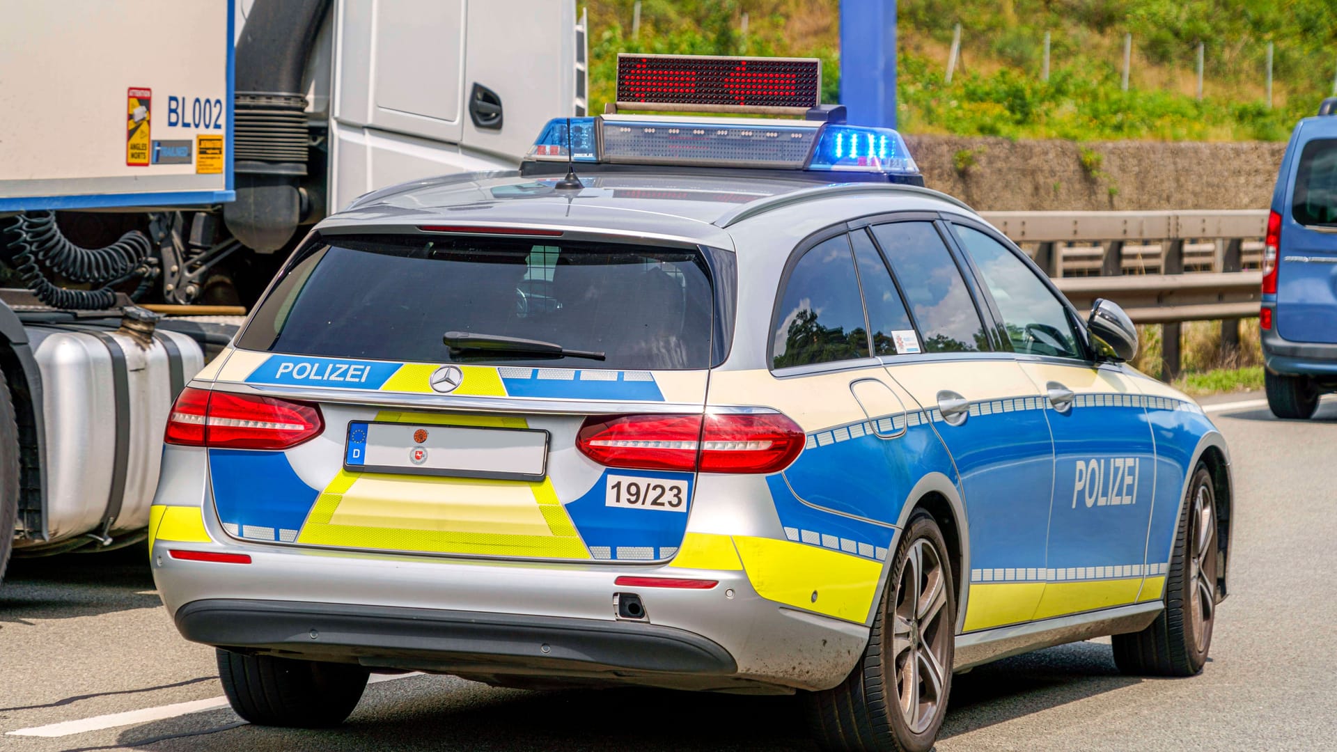 Polizeikontrolle auf der Autobahn (Symbolbild): Die mutmaßlichen Schleuser flohen vor der Polizei auf der A4.