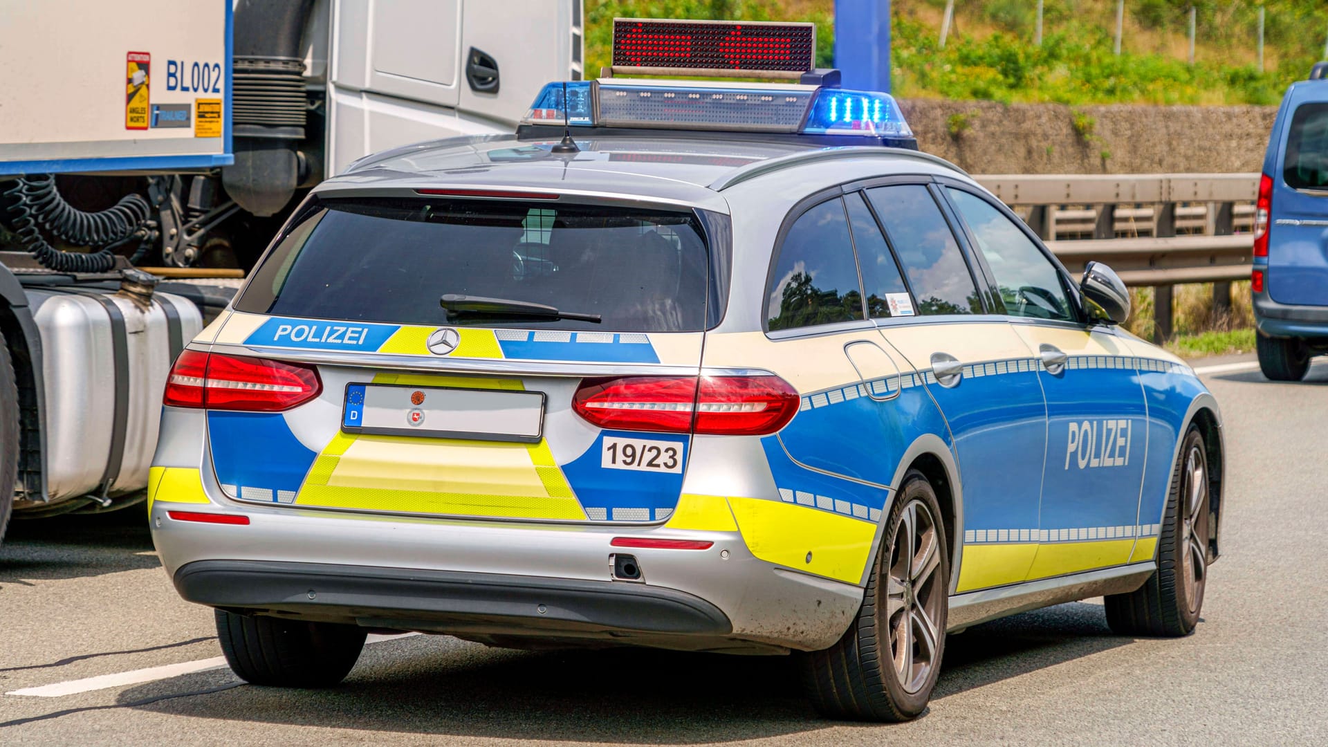 Polizeikontrolle auf der Autobahn (Symbolbild): Die mutmaßlichen Schleuser flohen vor der Polizei auf der A4. Polizeikontrolle auf der Autobahn (Symbolbild): Die mutmaßlichen Schleuser flohen vor der Polizei auf der A4.
