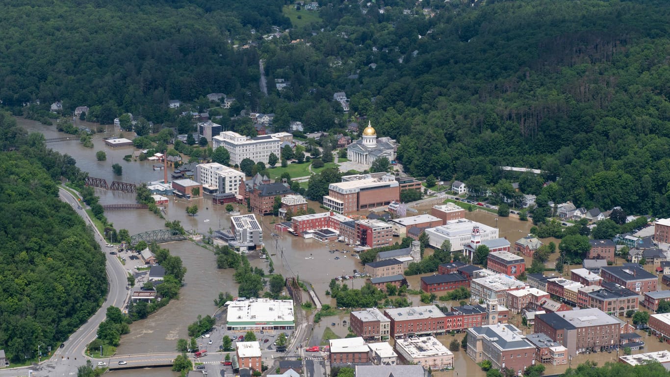 Der über die Ufer getretene Winooski River flutete die Stadt Montpellier im Bundesstaat Vermont.