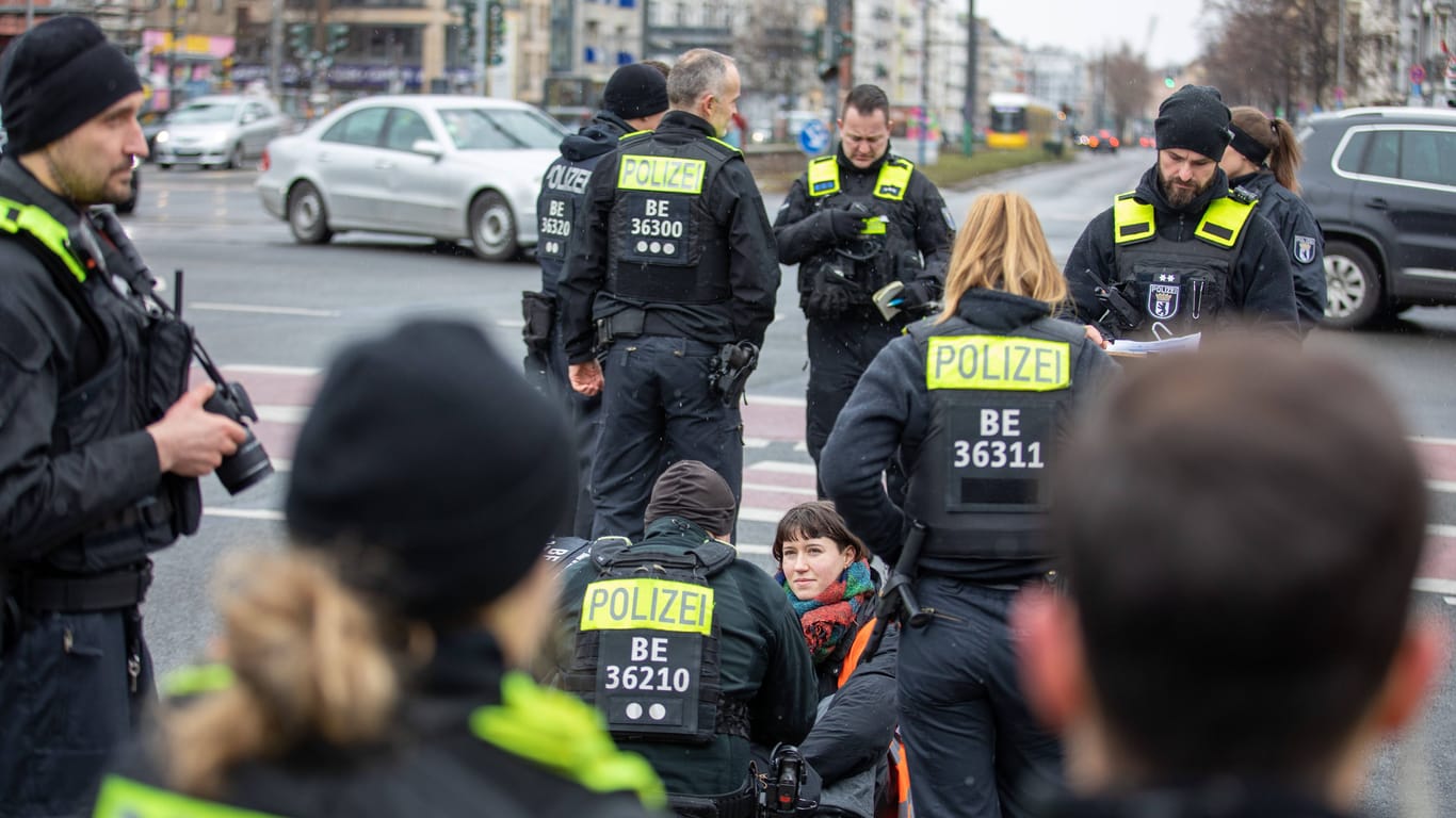 Polizisten rund um eine Klimaaktivistin (Archivbild): Gegen eine Beamtin bei der "Letzten Generation" wurde ein Verfahren eingeleitet.