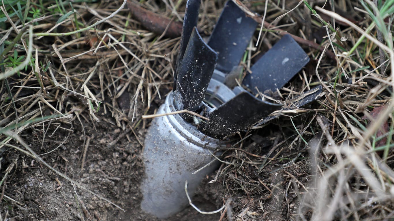 Ein Projektil einer Streubombe steckt im Boden (Symbolbild): Die USA sollen Berichten zufolge erwägen, diese Munition der Ukraine zur Verfügung zu stellen.