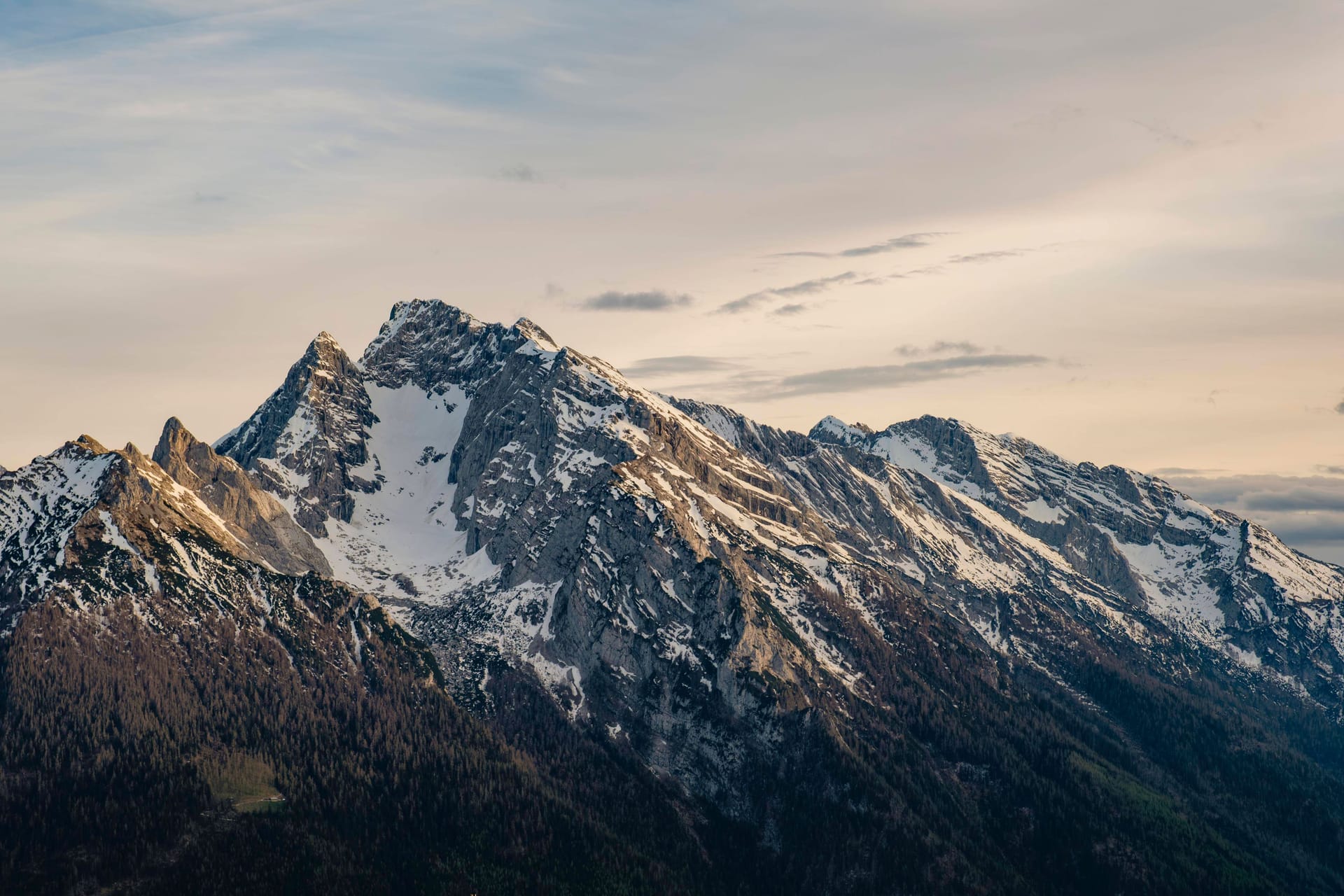 Gletscher: Es waren mal mehr, aber nun gibt es in Deutschland nur noch vier Gletscher: der Nördliche Schneeferner und der Höllentalferner an der Zugspitze sowie der Blaueis- und der Watzmanngletscher in den Berchtesgadener Alpen. Die Gesamtfläche beträgt inzwischen noch rund vierzig Hektar. Doch schneearme Winter und heiße Sommer lassen die Gletscher stark schrumpfen. Der Südliche Schneeferner etwa ist 2022 so stark geschmolzen, dass er nicht mehr als eigenständiger Gletscher gilt. Neben der Sommerhitze setzte den deutschen Alpengletschern 2022 zusätzlich auch der Saharastaub zu, der sich im März als rötliche Schicht auf Schnee- und Eisflächen abgelagert hatte. Die durch den Staub verdunkelte Gletscheroberfläche wurde von der Sonne stärker erwärmt als sonst. Weil dunklere Flächen mehr Energie des Sonnenlichts aufnehmen, beschleunigte das die Eisschmelze. (Hier zu sehen: der Blaueisgletscher in Oberbayern.)