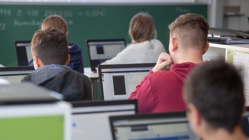 Schülerinnen und Schüler nehmen im Klassenzimmer (Symbolbild): Viele Länder registrieren rechtsextreme Vorfälle an Schulen nicht. Schülerinnen und Schüler nehmen im Klassenzimmer (Symbolbild): Viele Länder registrieren rechtsextreme Vorfälle an Schulen nicht.