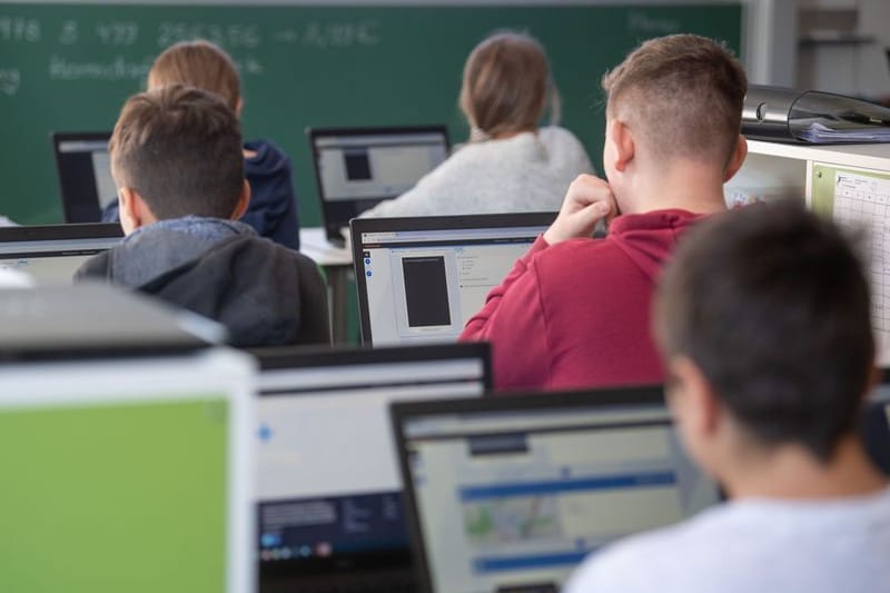 Schülerinnen und Schüler nehmen im Klassenzimmer (Symbolbild): Viele Länder registrieren rechtsextreme Vorfälle an Schulen nicht.