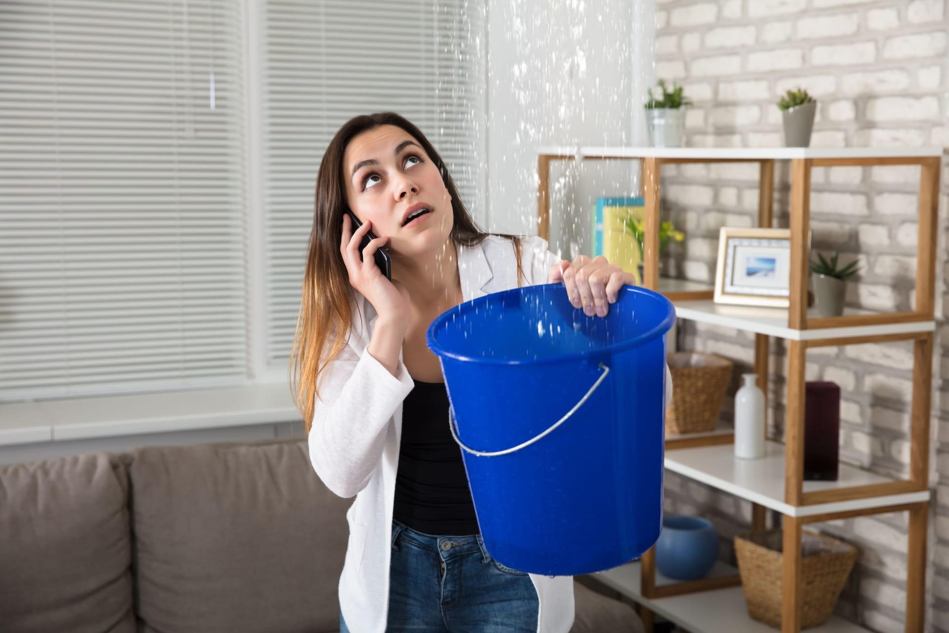 Wenn ohne Ihr Verschulden etwas in Ihrer Wohnung beschädigt wird, kann die Hausratsversicherung den Schaden übernehmen.