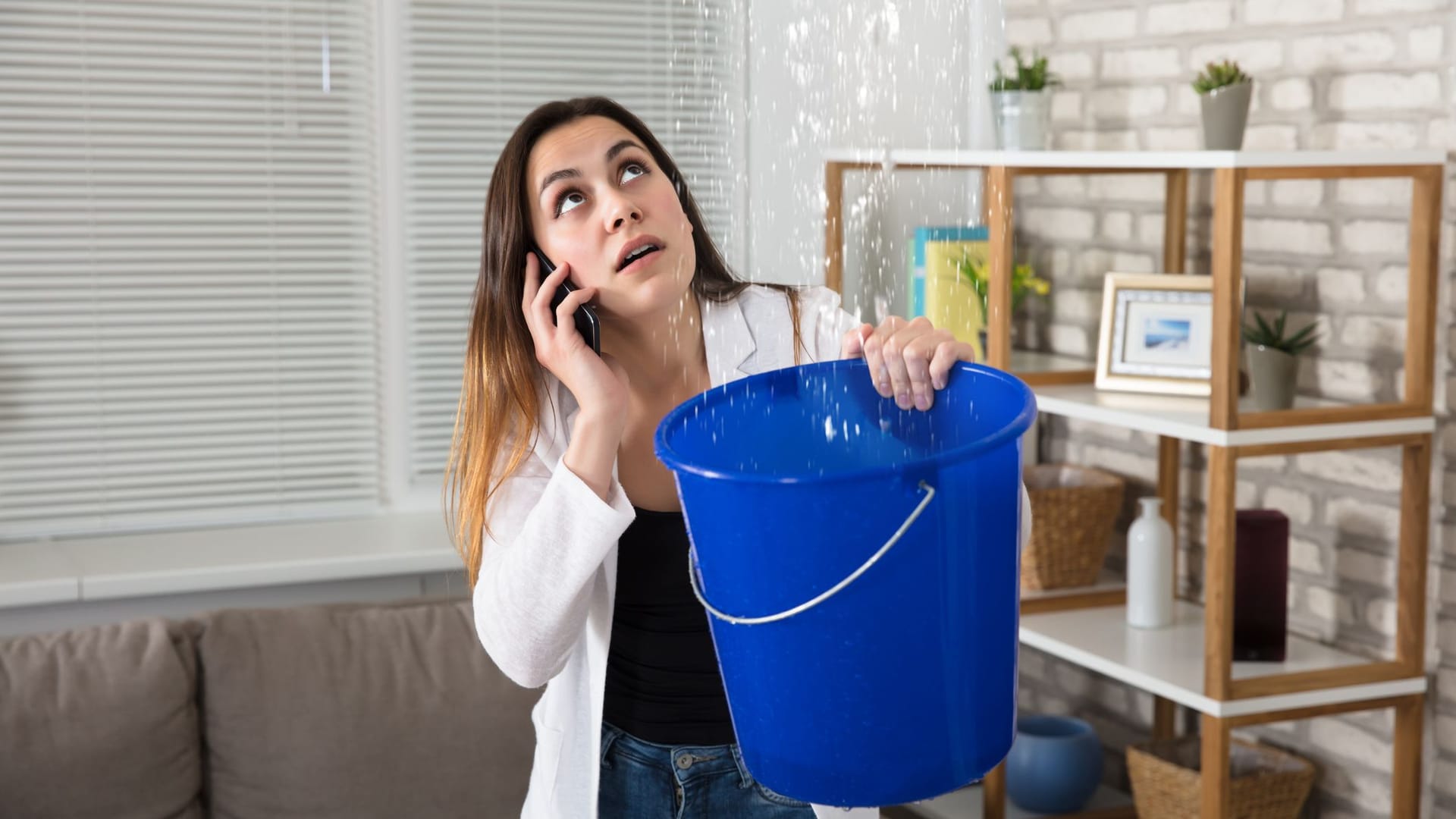 Wenn ohne Ihr Verschulden etwas in Ihrer Wohnung beschädigt wird, kann die Hausratsversicherung den Schaden übernehmen.