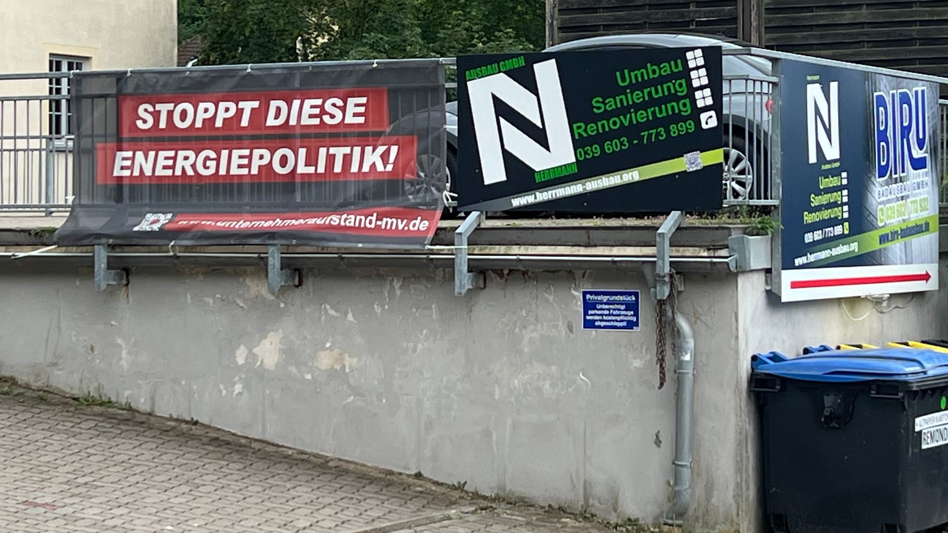 Plakat an einer Hauptstraße in Burg Stargard