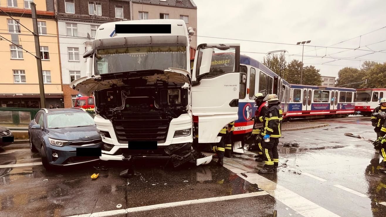 Entgleiste Straßenbahn: Auf der B54 ist es zu einem schweren Unfall gekommen.