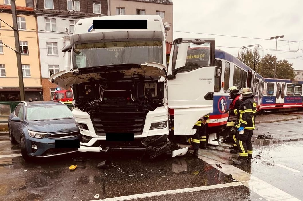 Entgleiste Straßenbahn: Auf der B54 ist es zu einem schweren Unfall gekommen.