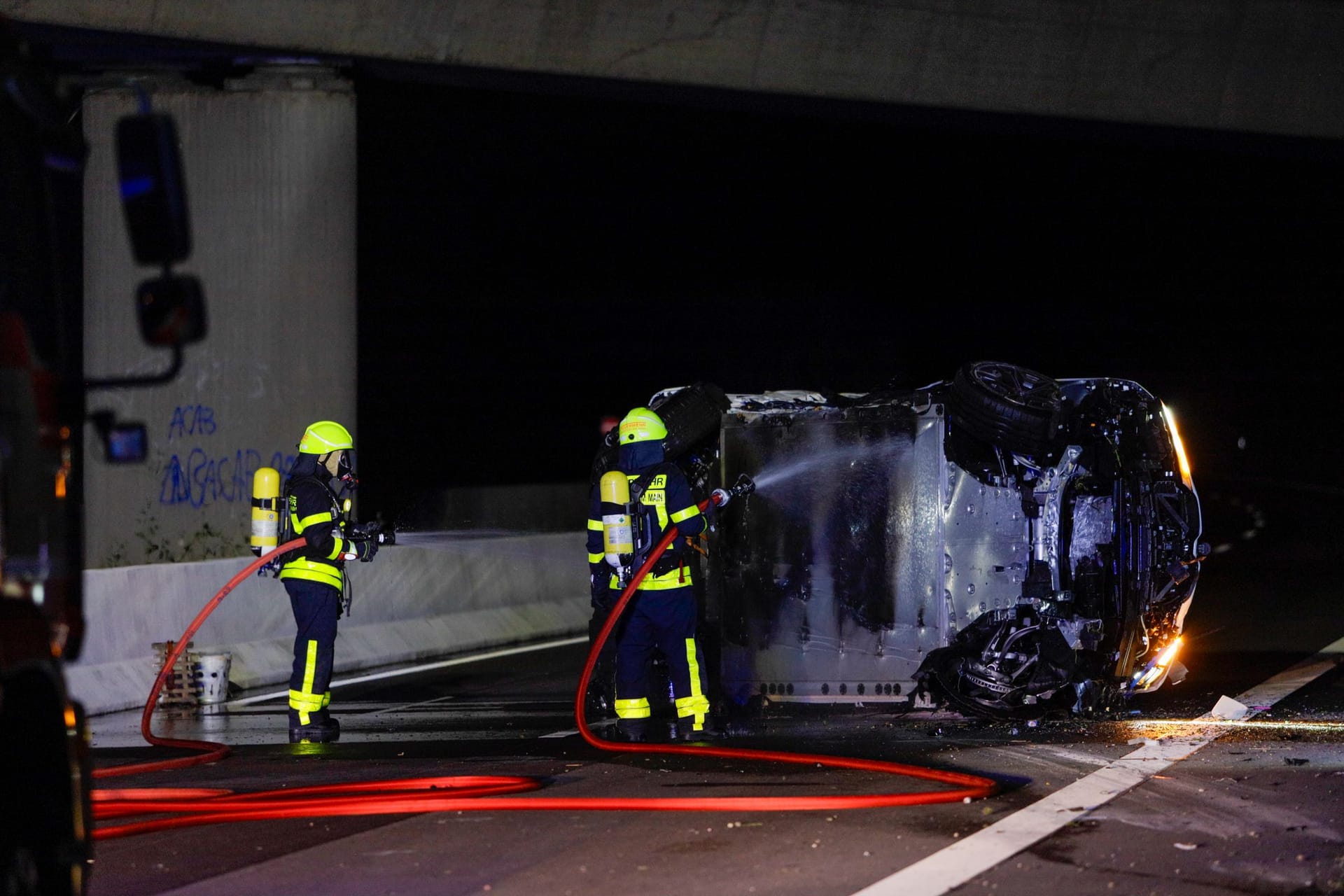 Verunglücktes E-Auto auf der B40: Die Strecke musste weiträumig abgesperrt werden.