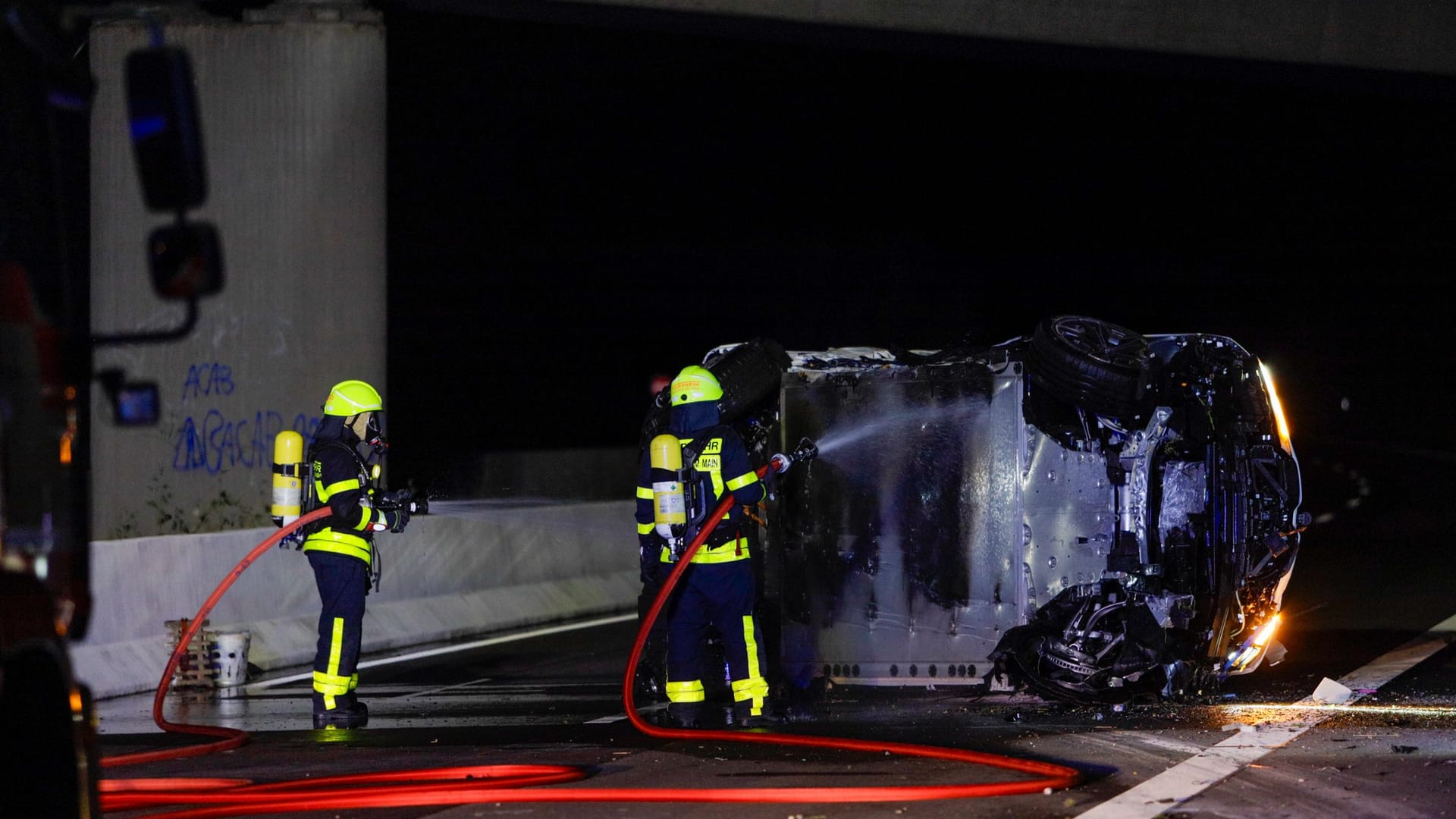 Verunglücktes E-Auto auf der B40: Die Strecke musste weiträumig abgesperrt werden.