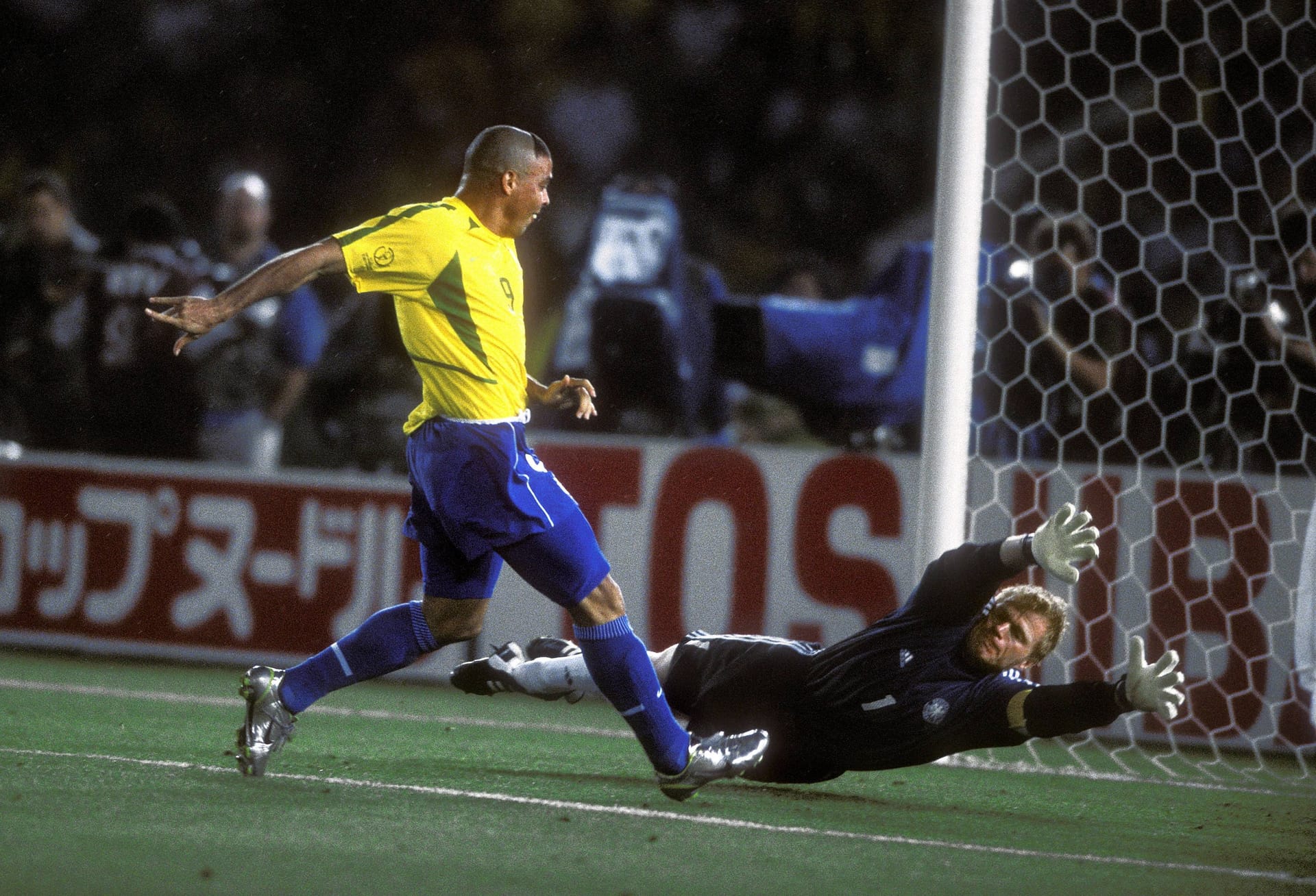 WM-Finale 2002: Oliver Kahn (r.) streckt sich vergeblich – Ronaldo erzielt das 1:0 für Brasilien.