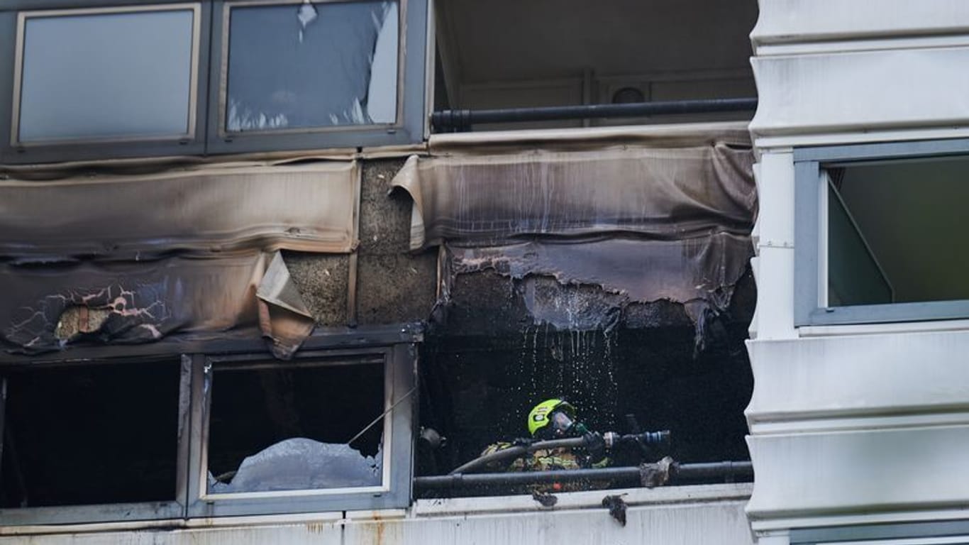 Kräfte der Feuerwehr im Einsatz in dem in Brand geratenen Hochhaus in Berlin-Kreuzberg.