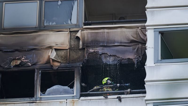 Kräfte der Feuerwehr im Einsatz in dem in Brand geratenen Hochhaus in Berlin-Kreuzberg. Kräfte der Feuerwehr im Einsatz in dem in Brand geratenen Hochhaus in Berlin-Kreuzberg.