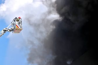 Einsatzkräfte auf einem Leiterwagen (Symbolbild): Über Spandau bildete sich eine dunkle Rauchwolke.