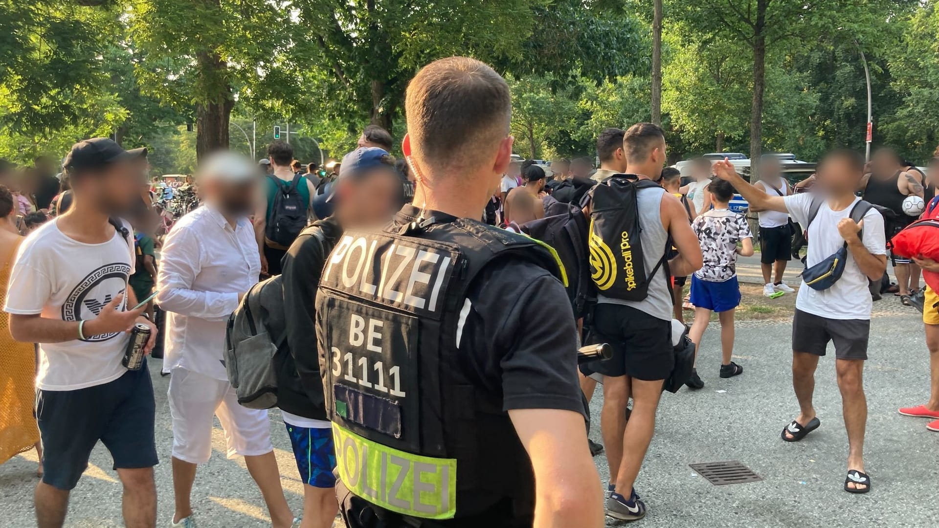 Ein Polizist steht vor dem Eingang des Columbiabades in Neukölln: Zum wiederholten Male war es wegen Rangeleien und renitenter Besucher frühzeitig geschlossen und geräumt worden.