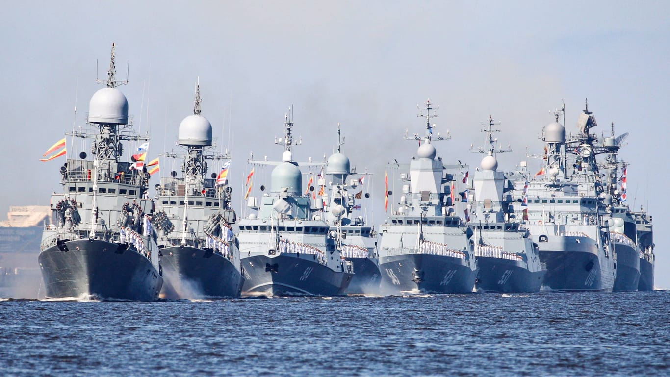 Russische Kriegsschiffe nehmen an der Parade vor Sankt Petersburg teil: In diesem Jahr haben Helikopter und anderes Fluggerät gefehlt.