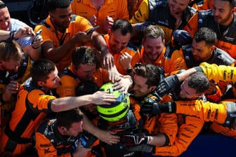 McLaren-Mechaniker jubeln mit Fahrer Lando Norris: Für das britische Team ging es zuletzt steil bergauf.
