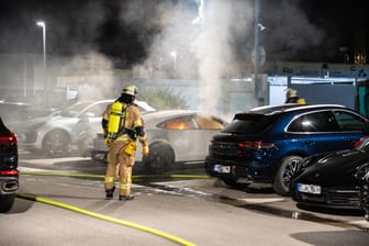 Da brannte es im E-Sportwagen schon lichterloh: Die Feuerwehr kühlte den Wagen über mehrere Stunden.