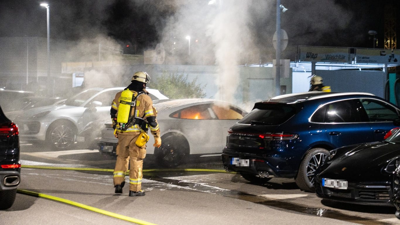 Da brannte es im E-Sportwagen schon lichterloh: Die Feuerwehr kühlte den Wagen über mehrere Stunden.