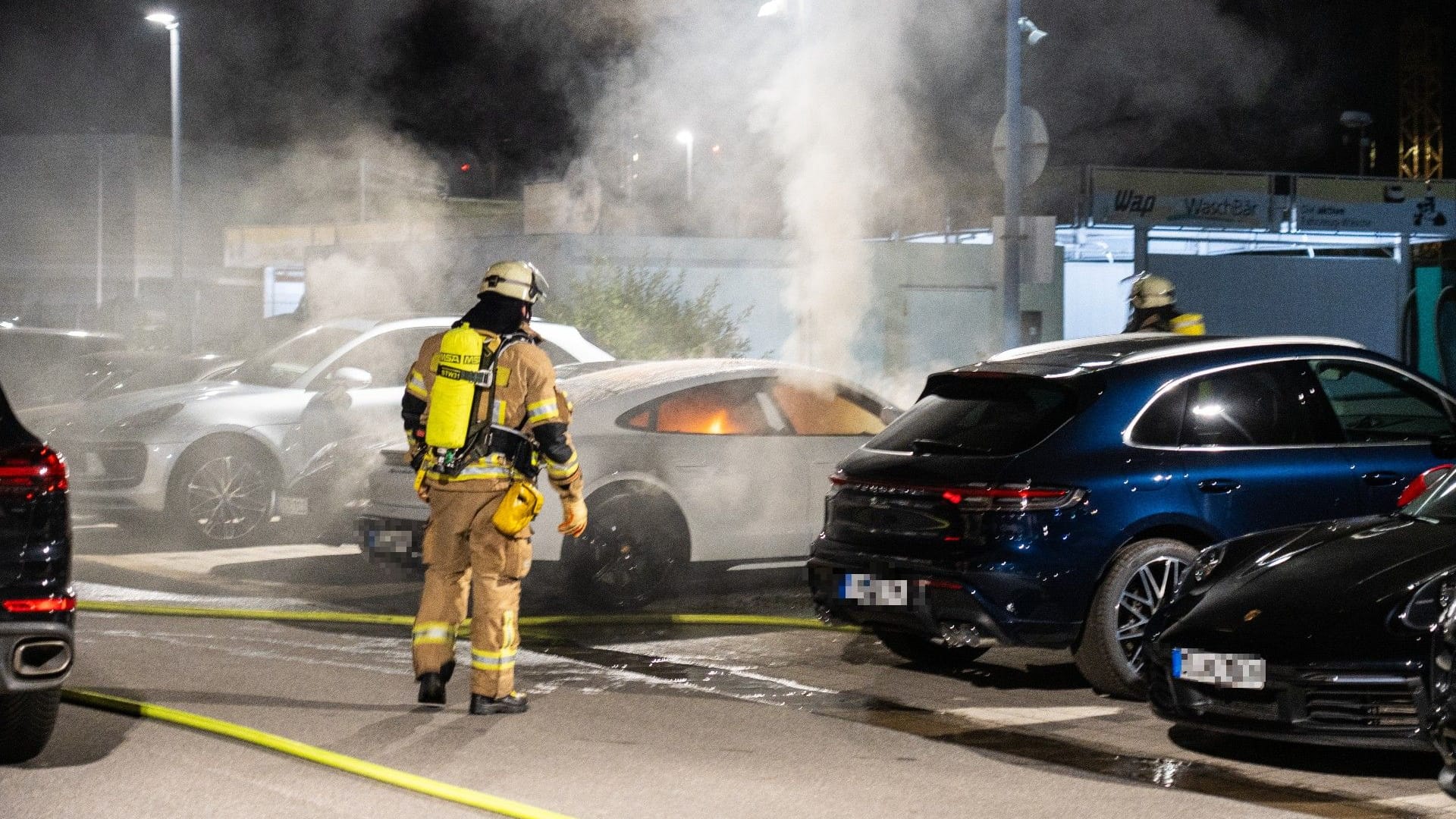 Da brannte es im E-Sportwagen schon lichterloh: Die Feuerwehr kühlte den Wagen über mehrere Stunden.