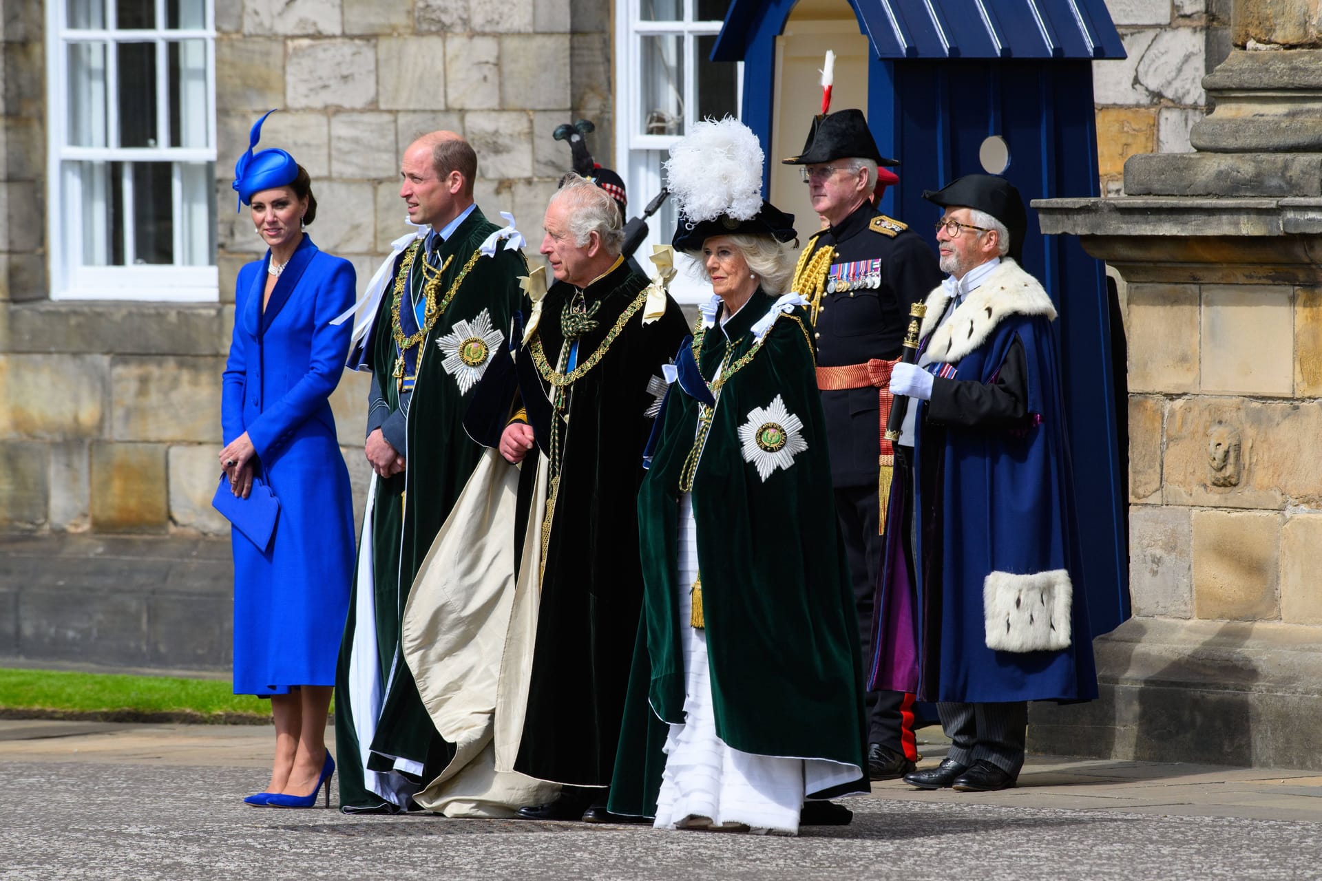 Prinzessin Kate, Prinz William, König Charles III. und Königin Camilla bei der Krönung in Schottland