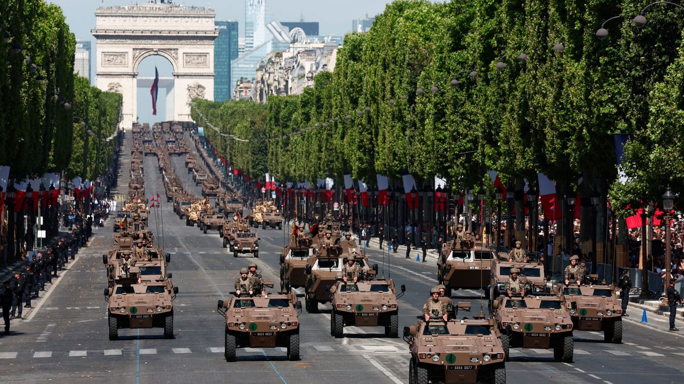 Französische Militärfahrzeuge bei der Militärparade in Paris: Sie folgen auf die Fußtruppen.