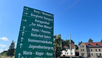 Wegweiser in Burg Stargard: Der Ort hat durchaus attraktive Orte: Die Burg, das Maria-Hager-Haus mit Ausstellung und Bibliothek, eine Sommerrodelbahn und einen Reiterhof.