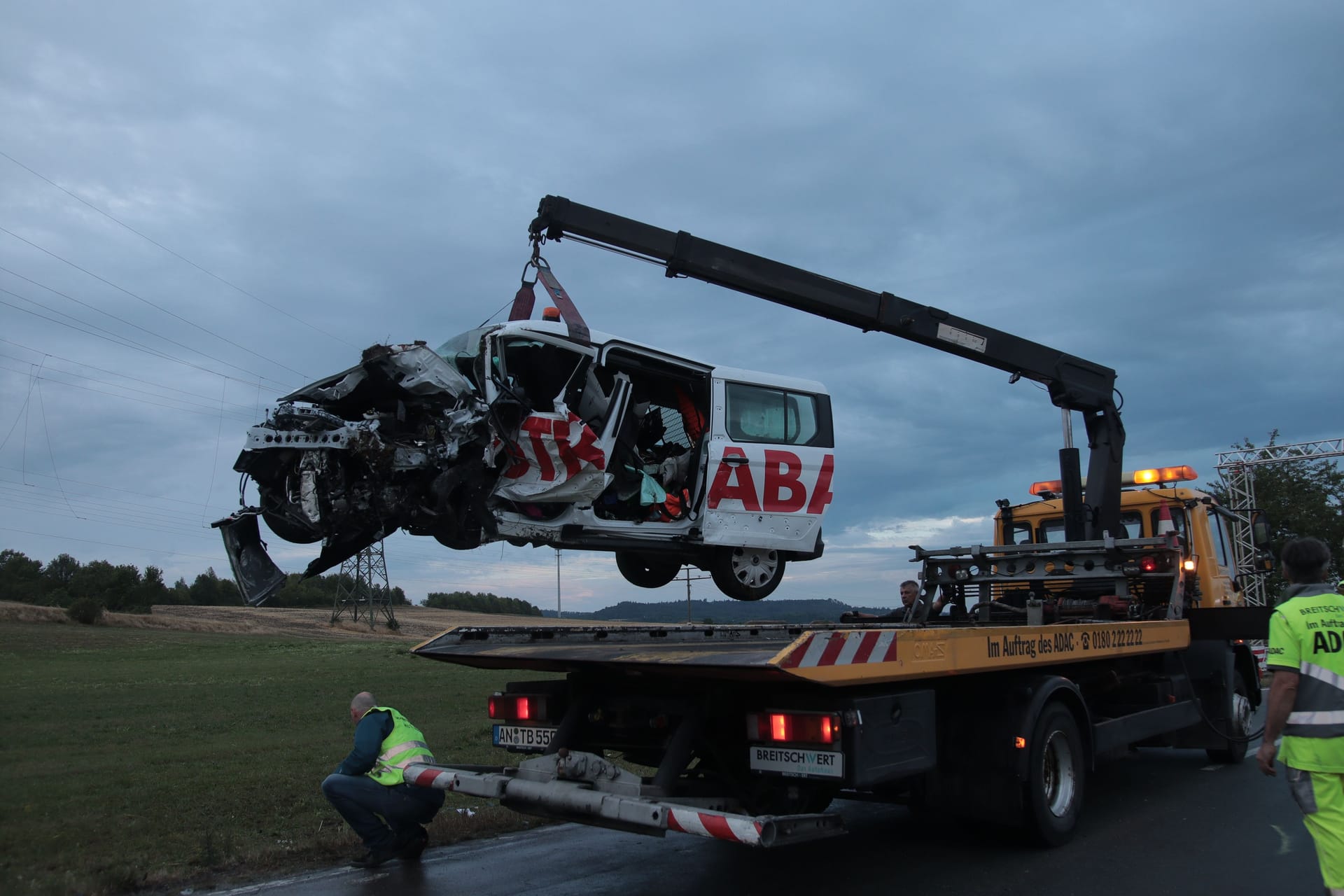 Unfallwrack wird abgeschleppt: Der an der Verfolgungsjagd unbeteiligte Autofahrer starb noch an der Unfallstelle.