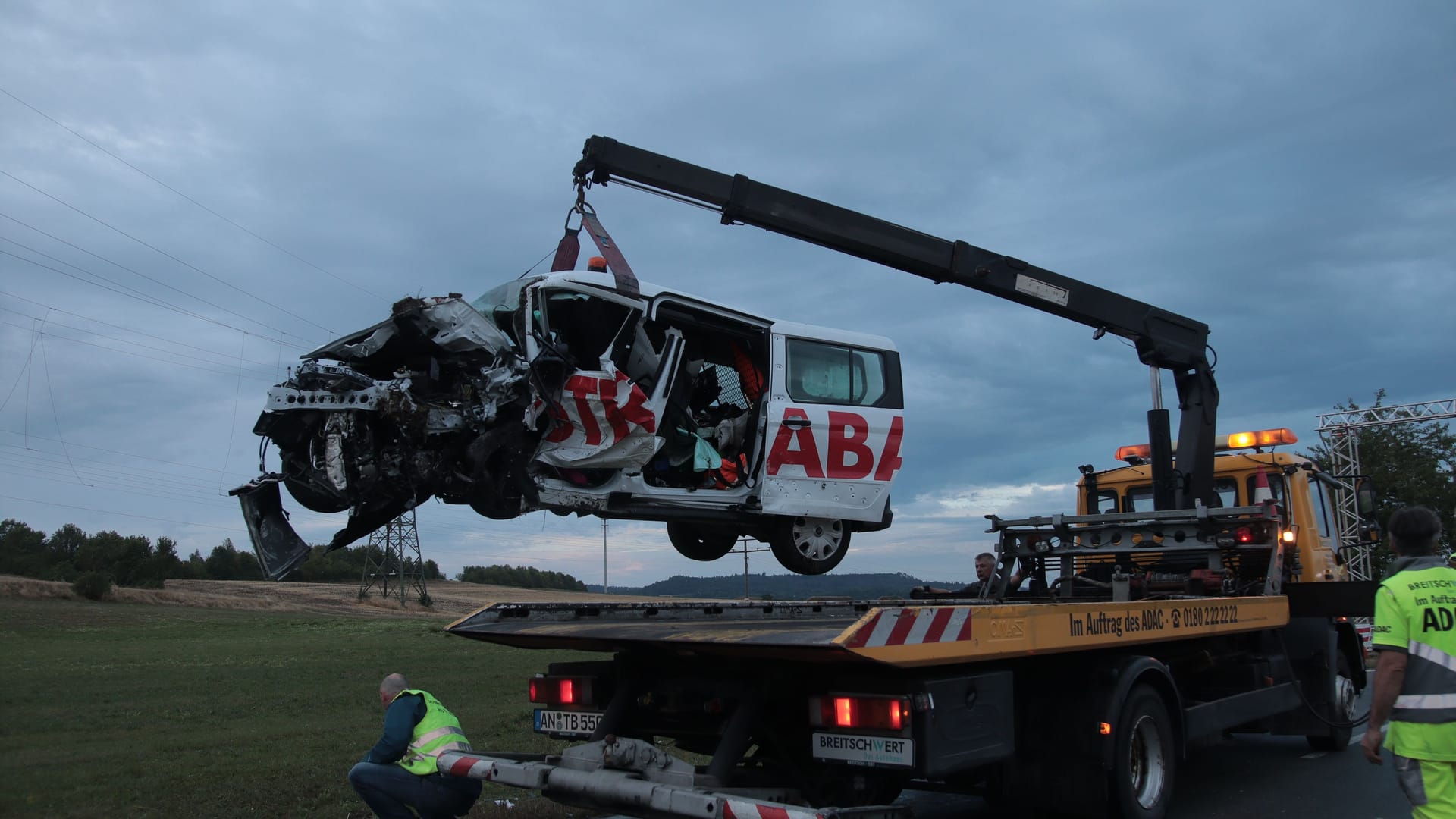 Unfallwrack wird abgeschleppt: Der an der Verfolgungsjagd unbeteiligte Autofahrer starb noch an der Unfallstelle.