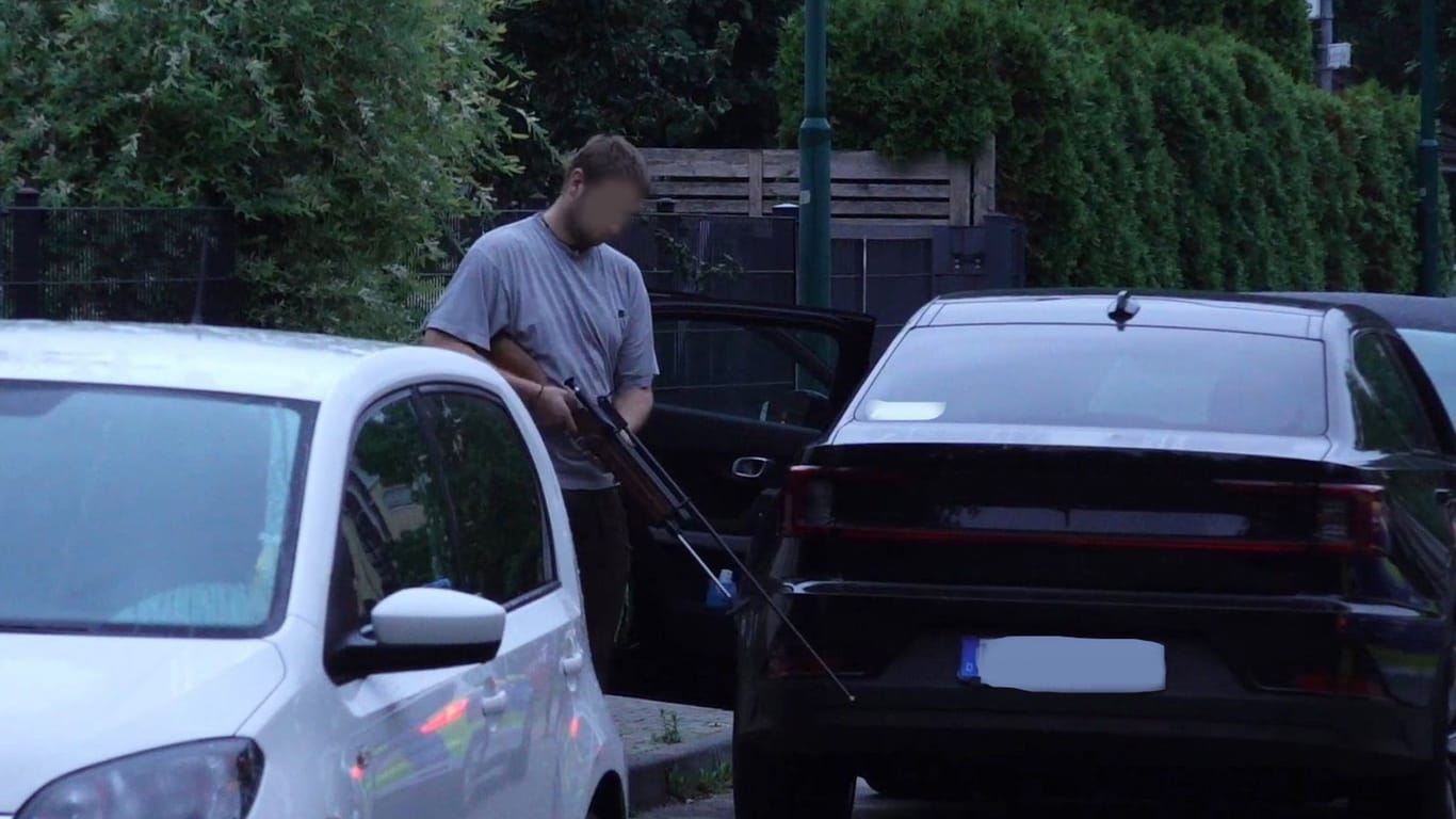 Ein Mann mit Gewehr bei der Suchaktion: Die Löwin soll offenbar betäubt werden.