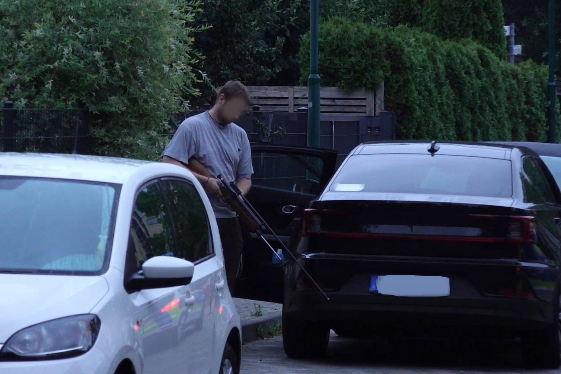 Ein Mann mit Gewehr bei der Suchaktion: Die Löwin soll offenbar betäubt werden.